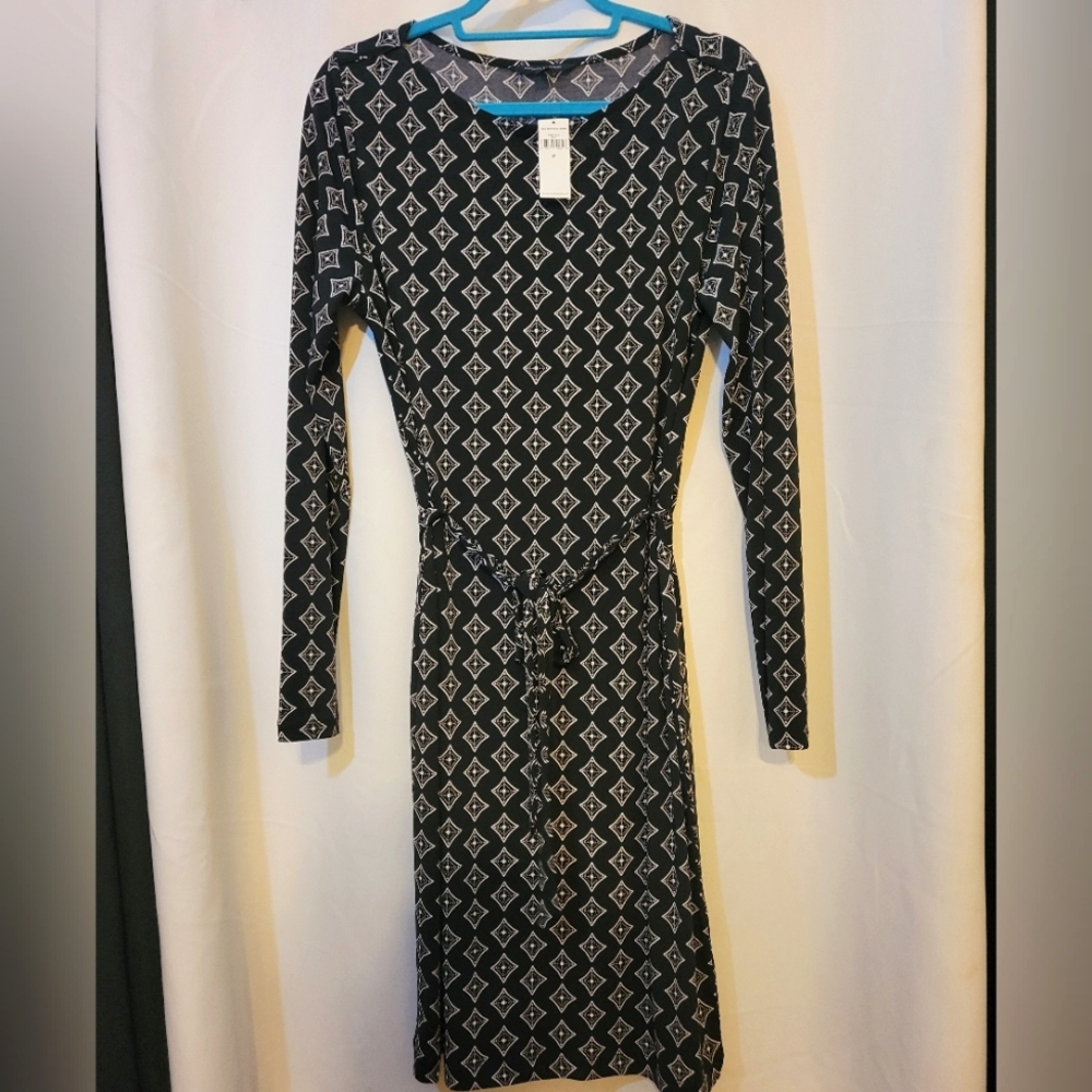 Black and white patterned, tie-waist dress